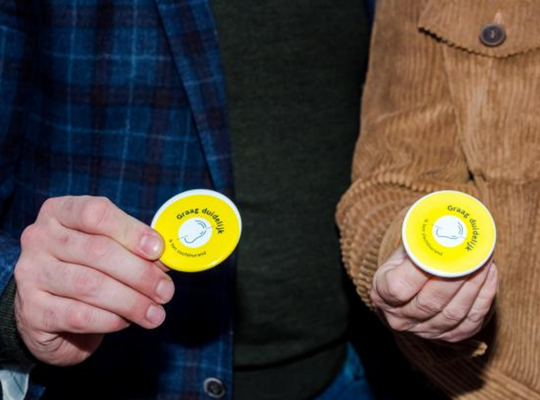 ‘Graag duidelijk’: stad lanceert buttons voor doven en slechthorenden